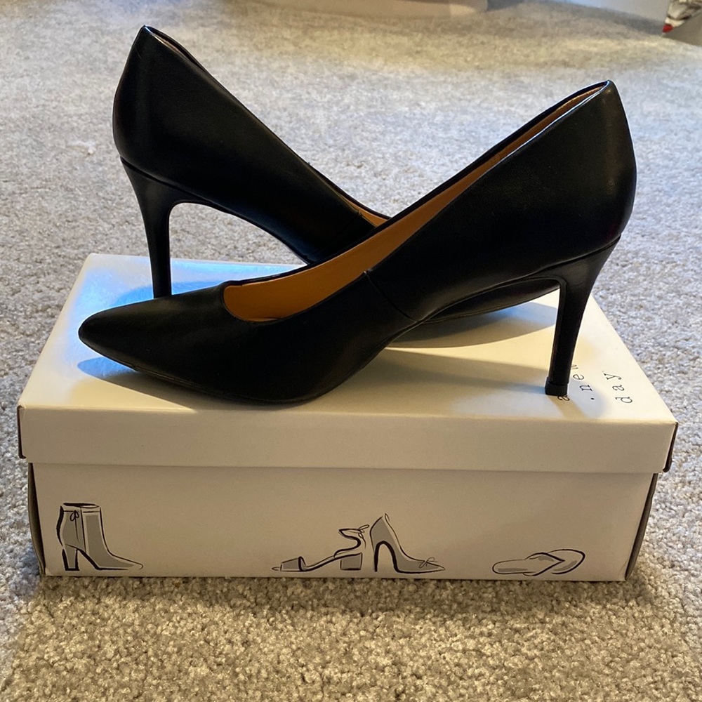 Black pumps